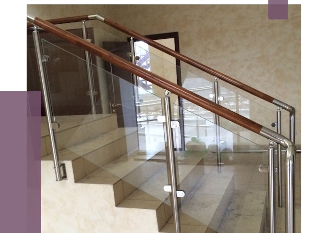 Комбинированные перила из металла и дерева в Елизове